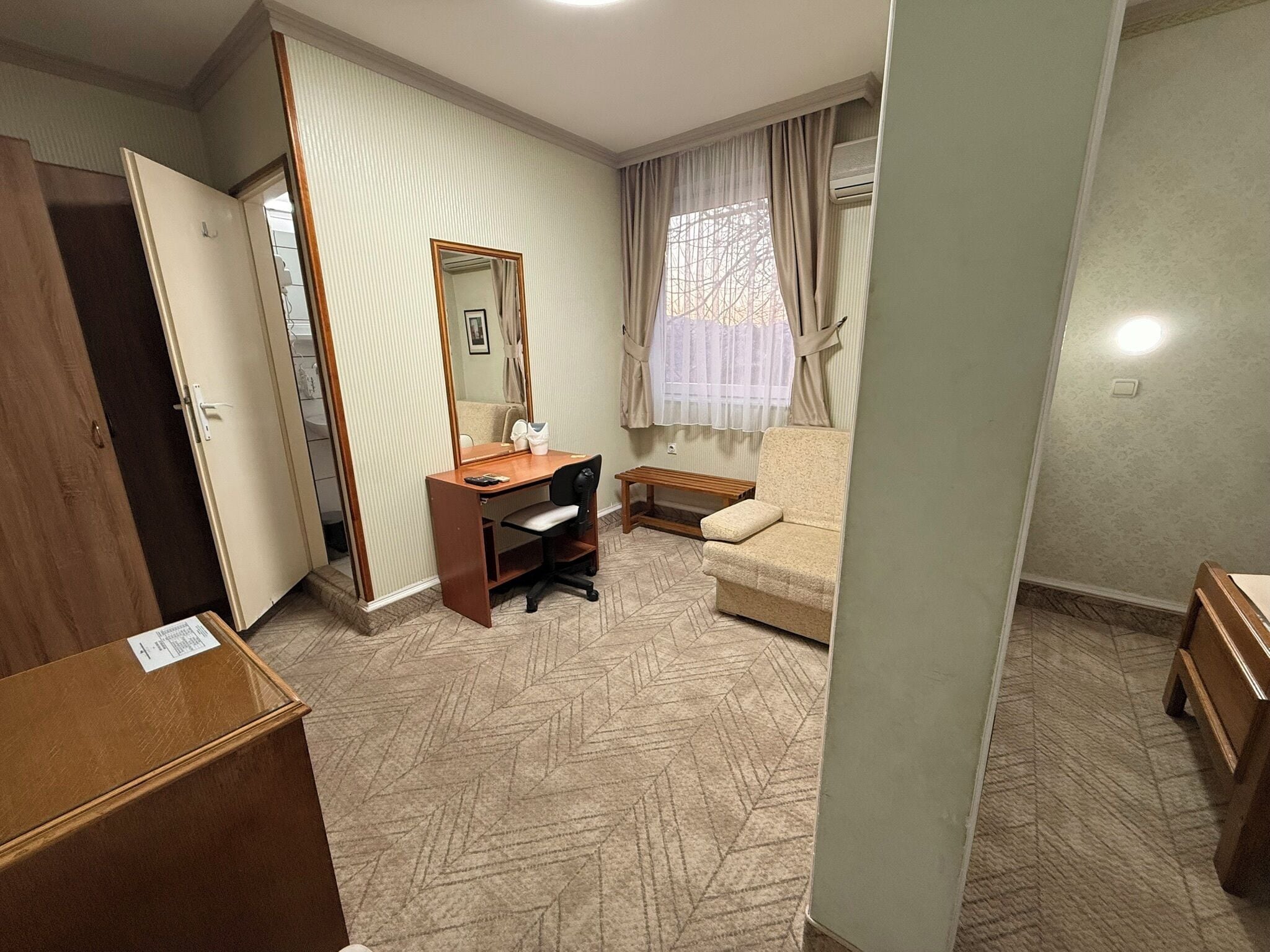 Junior-sviitti | Oleskelualue | 32–tuumainen taulutelevisio, jossa kaapelikanavat