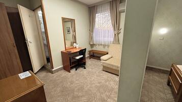 Junior-sviitti | Oleskelualue | 32–tuumainen taulutelevisio, jossa kaapelikanavat