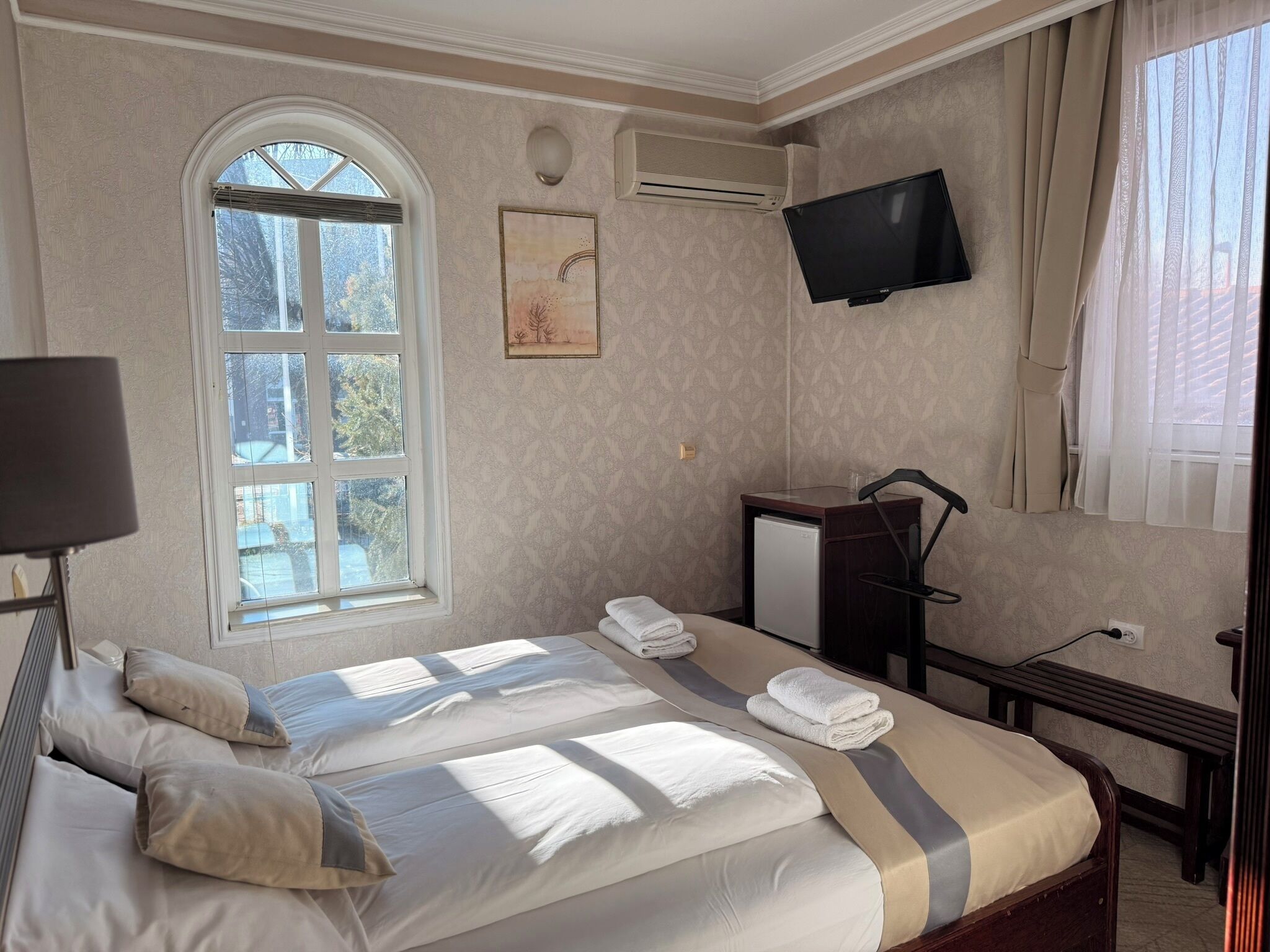 Minibar, caja de seguridad en la habitación y escritorio 