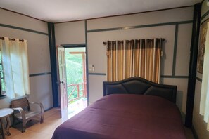 Chompoo | ノートパソコン用作業スペース、WiFi (無料)、ベッドシーツ