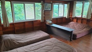 Sakura | 笔记本电脑工作区、免费 WiFi、床单