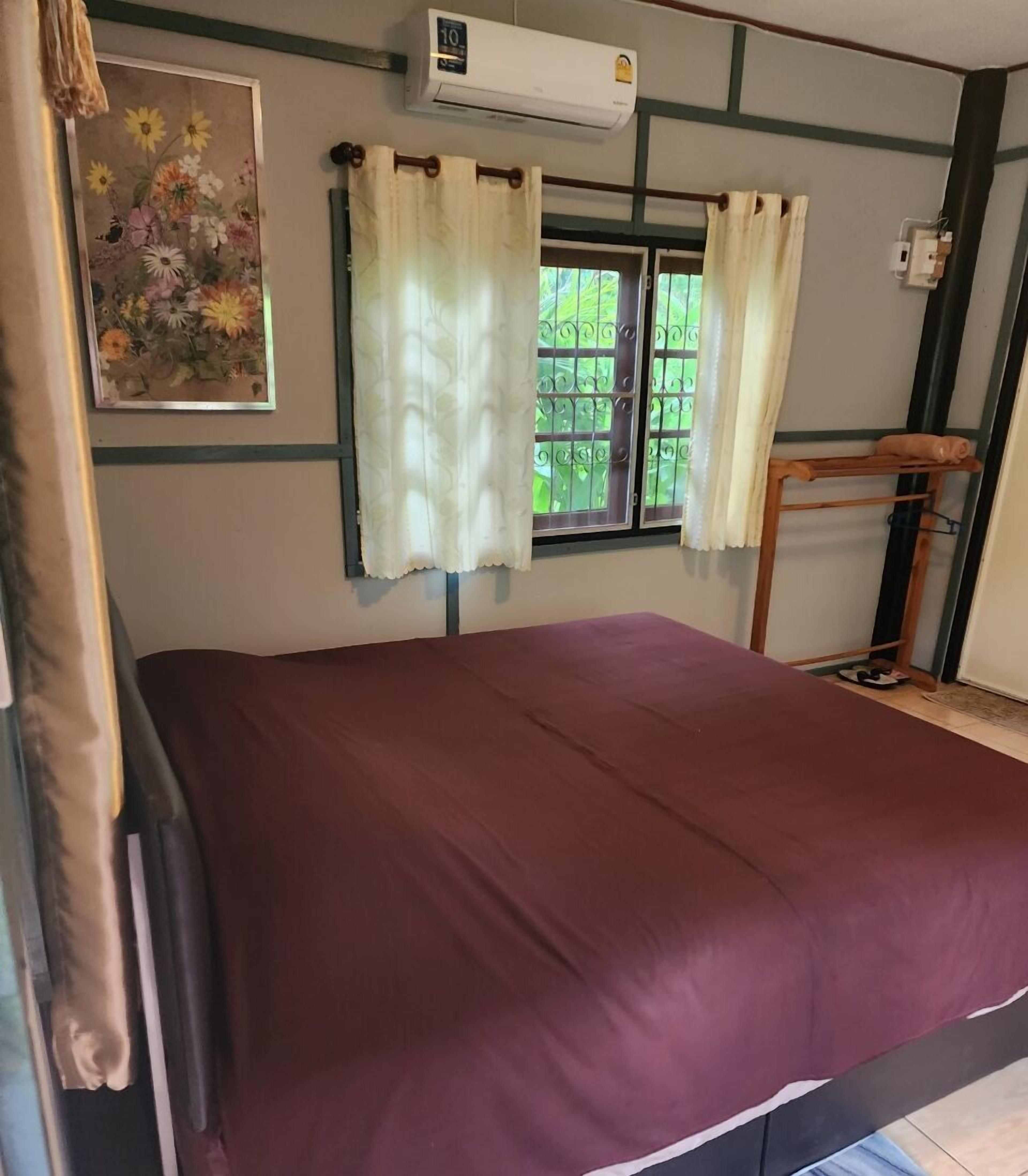 Chompoo | Laptop workspace, free WiFi, bed sheets