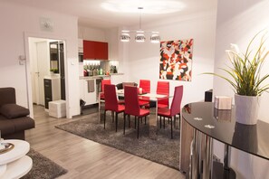 Apartment (Top 7 ) | Essbereich im Zimmer