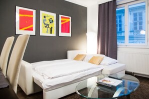 Apartamento, 1 quarto | Sala de estar | TV de tela plana