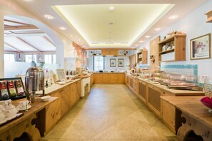 Café da manhã com buffet grátis todos os dias