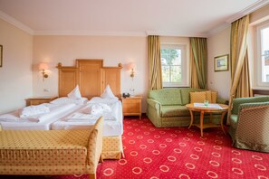 Wohnkomfortzimmer Fuerst | Zimmersafe, Schreibtisch, Verdunkelungsvorhänge, schallisolierte Zimmer