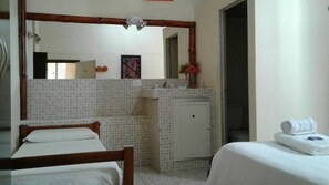 Kamar Triple Standar | Wi-Fi gratis dan seprai linen