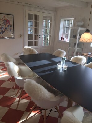 Kjøleskap og kaffetrakter/tekoker