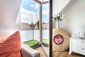Departamento Confort, vista al jardín (with living room & separate bedroom) | Balcón