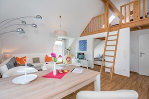 Lägenhet Comfort - utsikt mot trädgården (with living room & separate bedroom) | Vardagsrum | Platt-tv