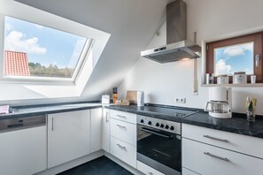 Lägenhet Comfort - utsikt mot trädgården (with living room & separate bedroom) | Eget kök | Kylskåp, mikrovågsugn, ugn och spishäll