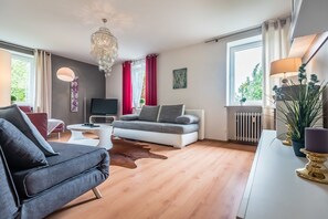 Appartement Standard, 3 chambres | Salle de séjour | Téléviseur à écran plat