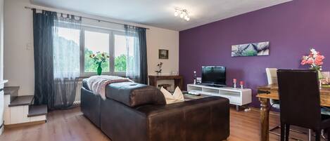 Lägenhet Comfort - utsikt mot trädgården (with living room & separate bedroom) | Vardagsrum | Platt-tv