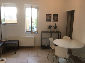 Appartement Standard, 2 chambres | Coin séjour | Télévision à écran plat de 55 pouces avec chaînes par câble, télévision