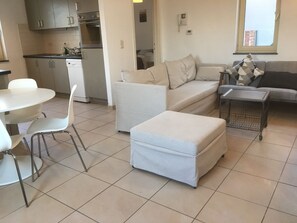 Standard-Apartment, 2 Schlafzimmer | Wohnbereich