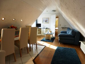 Apartment | Living room | Flat-screen TV - Vogel Hotel Appartements & Spa (Rostock)