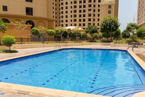 Outdoor pool - HiGuests - Shams 4 (Dubai)