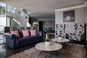 Luxury-Maisonette, 4 Schlafzimmer, Stadtblick | Wohnzimmer | LCD-Fernseher