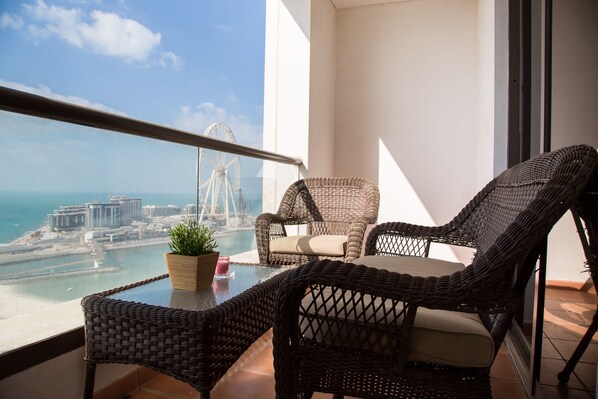 Luxury Duplex, 4 Bedrooms, City View | Balcony - HiGuests - Shams 4 (Dubai)