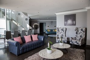 Luxury-Maisonette, 4 Schlafzimmer, Stadtblick | Wohnbereich | LCD-Fernseher