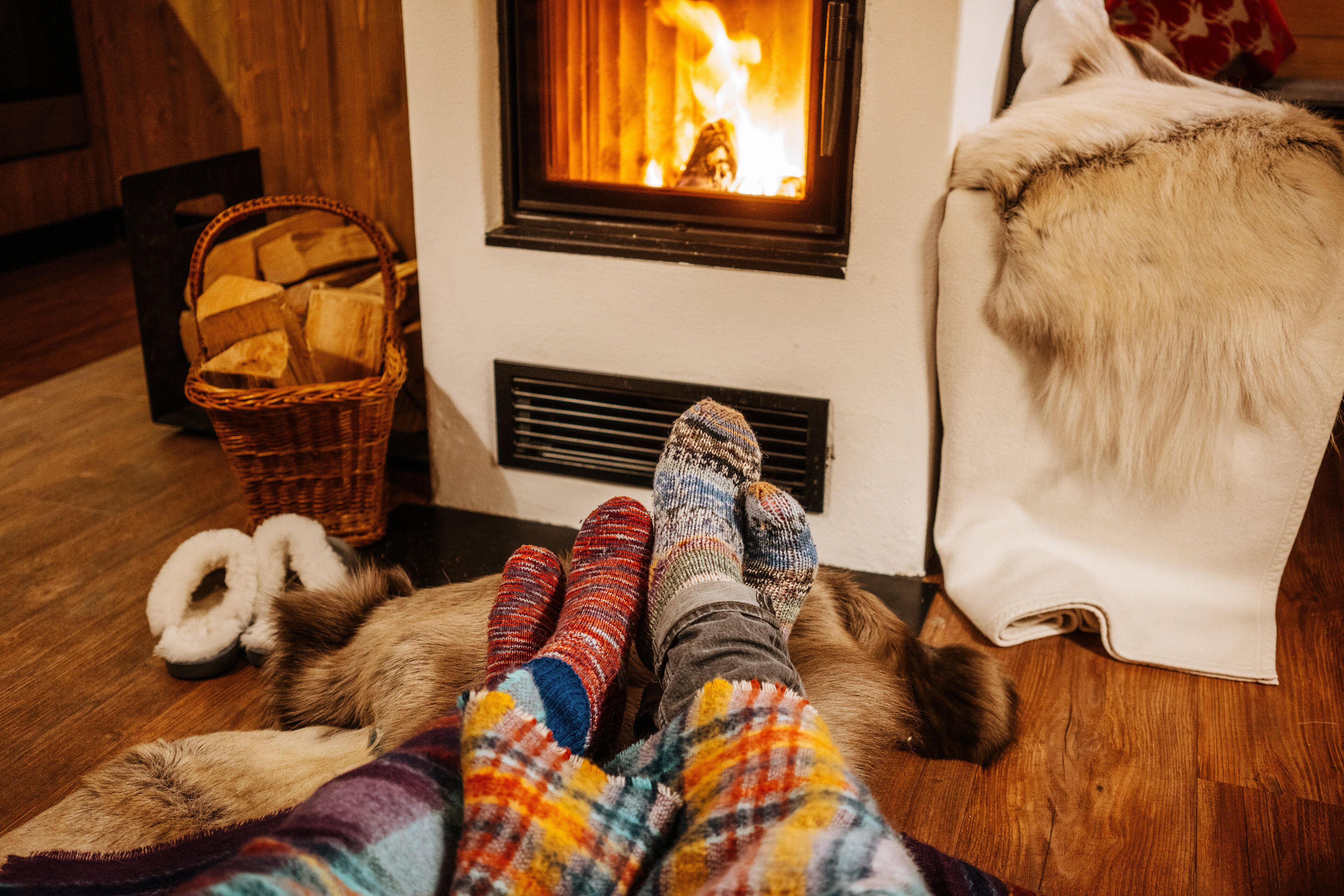 flat-screen tv, fireplace