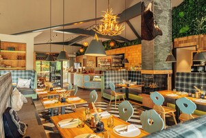 Se sirven desayunos y cocina local e internacional, con vista al jardín 