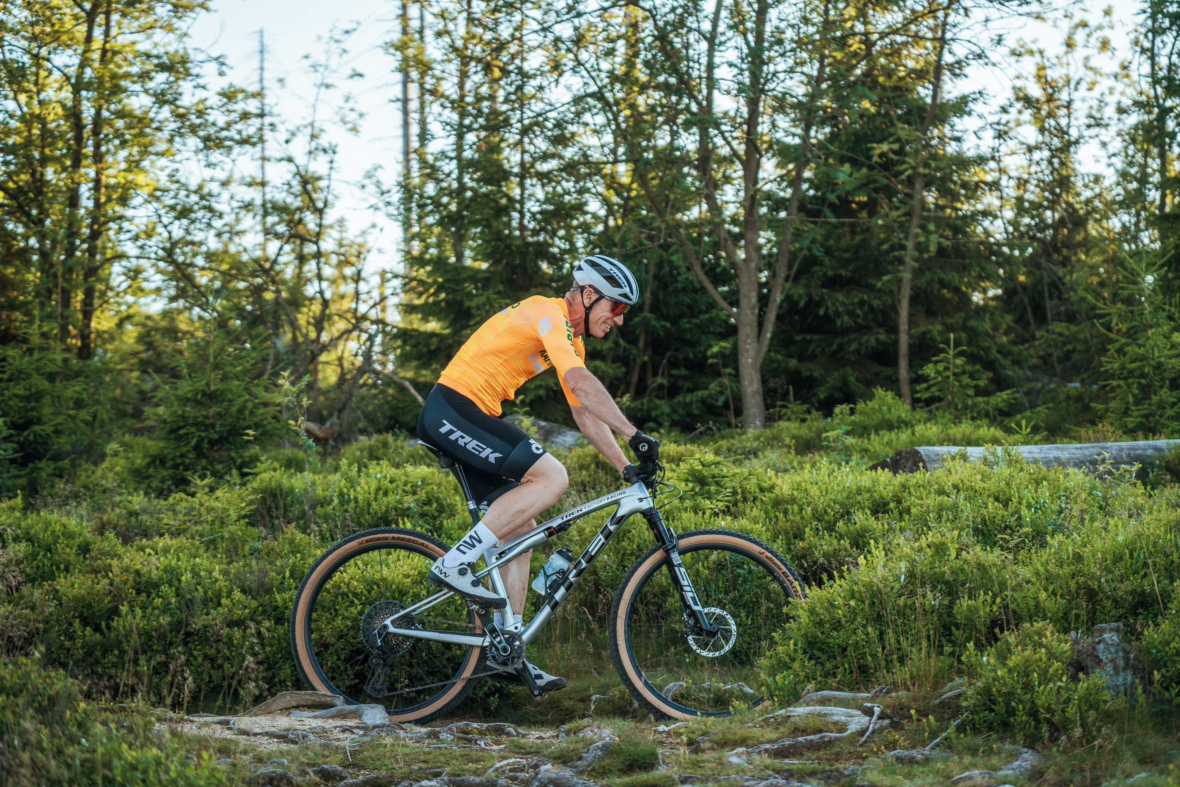 Ein Radfahrer mit einem Mountainbike in bewaldetem Gelände.