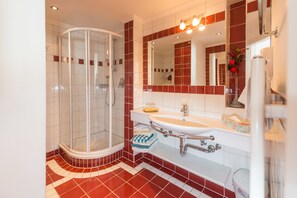 Apartment, 1 Bedroom, Balcony, Mountain View | Bathroom
