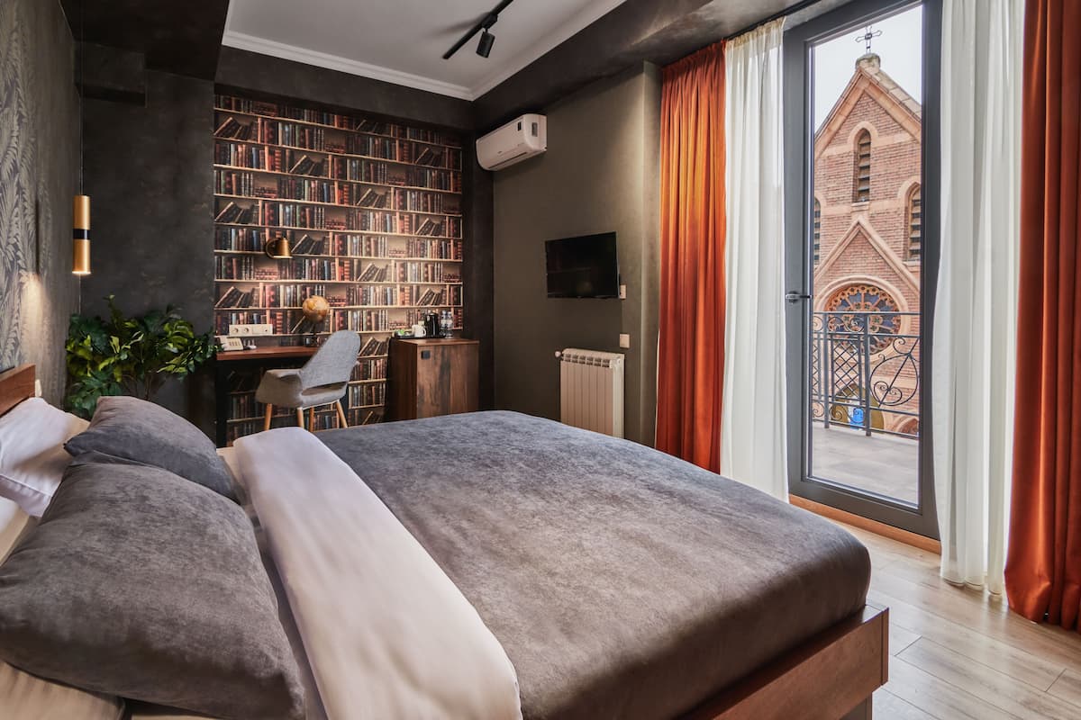 Kamar Double Junior, teras, pemandangan kota | 1 kamar tidur, minibar, brankas, dan meja kerja