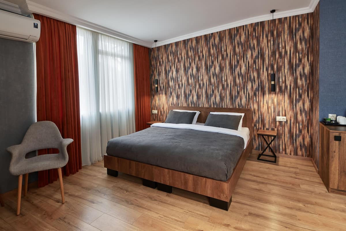 Suite with Mountain View | 1 bedroom, minibar, in-room safe, desk