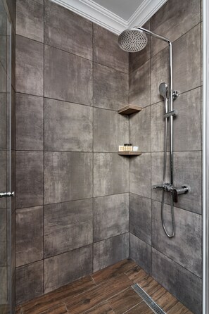 Family Suite | Bathroom | Shower, free toiletries, slippers, towels - Hotel City (Tbilisi)