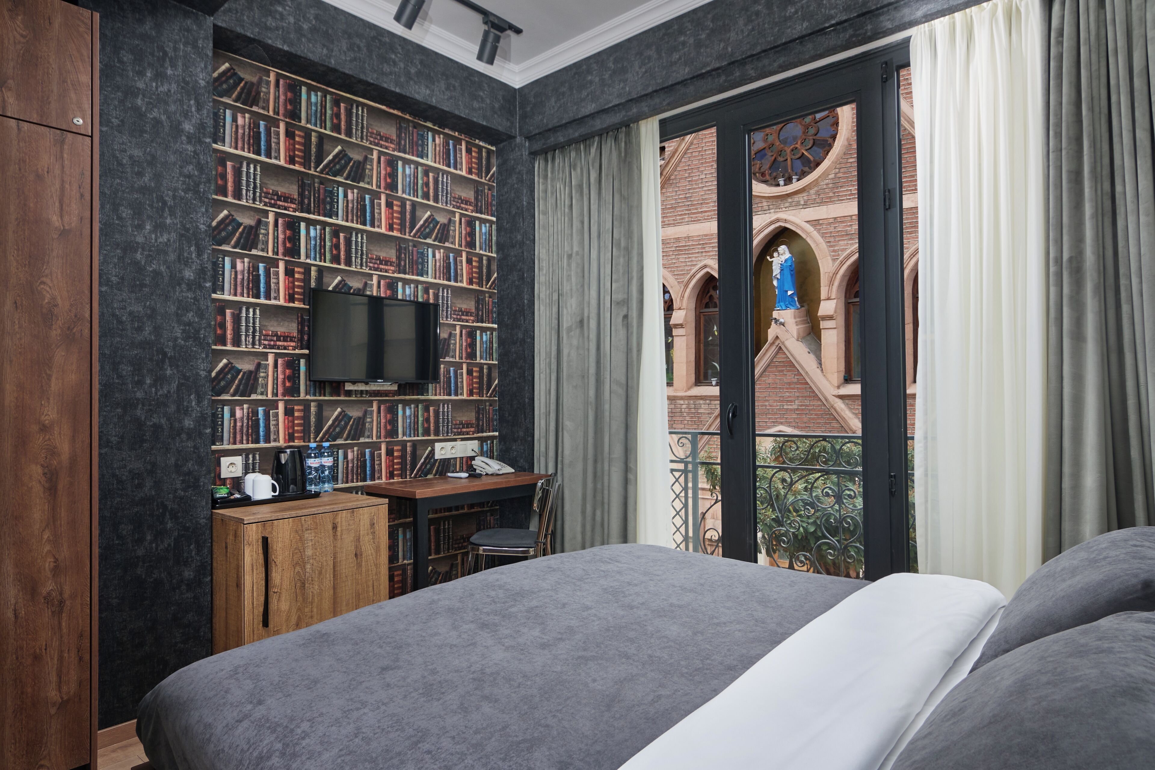 double room | 1 bedroom, minibar, in-room safe, desk