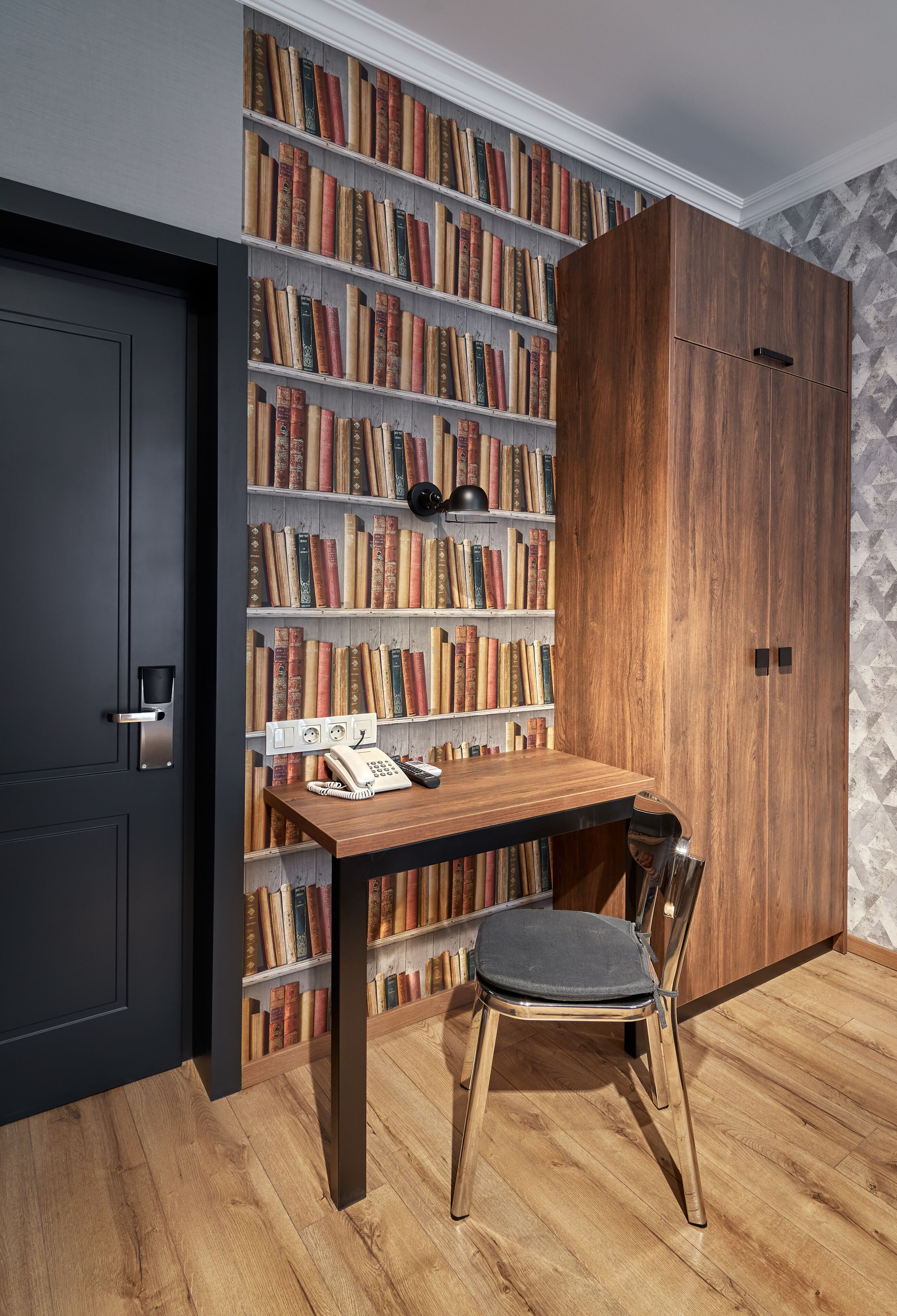 twin room | 1 bedroom, minibar, in-room safe, desk