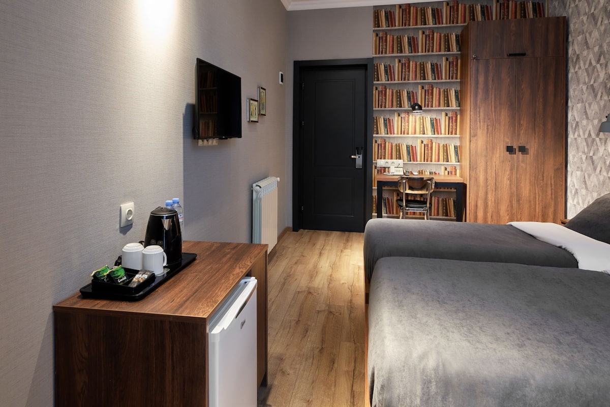 Kamar Twin | 1 kamar tidur, minibar, brankas, dan meja kerja