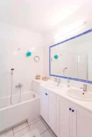 Villa, 3 habitaciones | Baño | Ducha, artículos de higiene personal gratuitos y secador de pelo