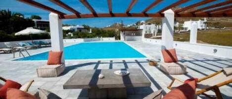 室外泳池;免費小屋、躺椅