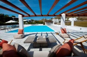 Utomhuspool, gratis cabanor och solstolar