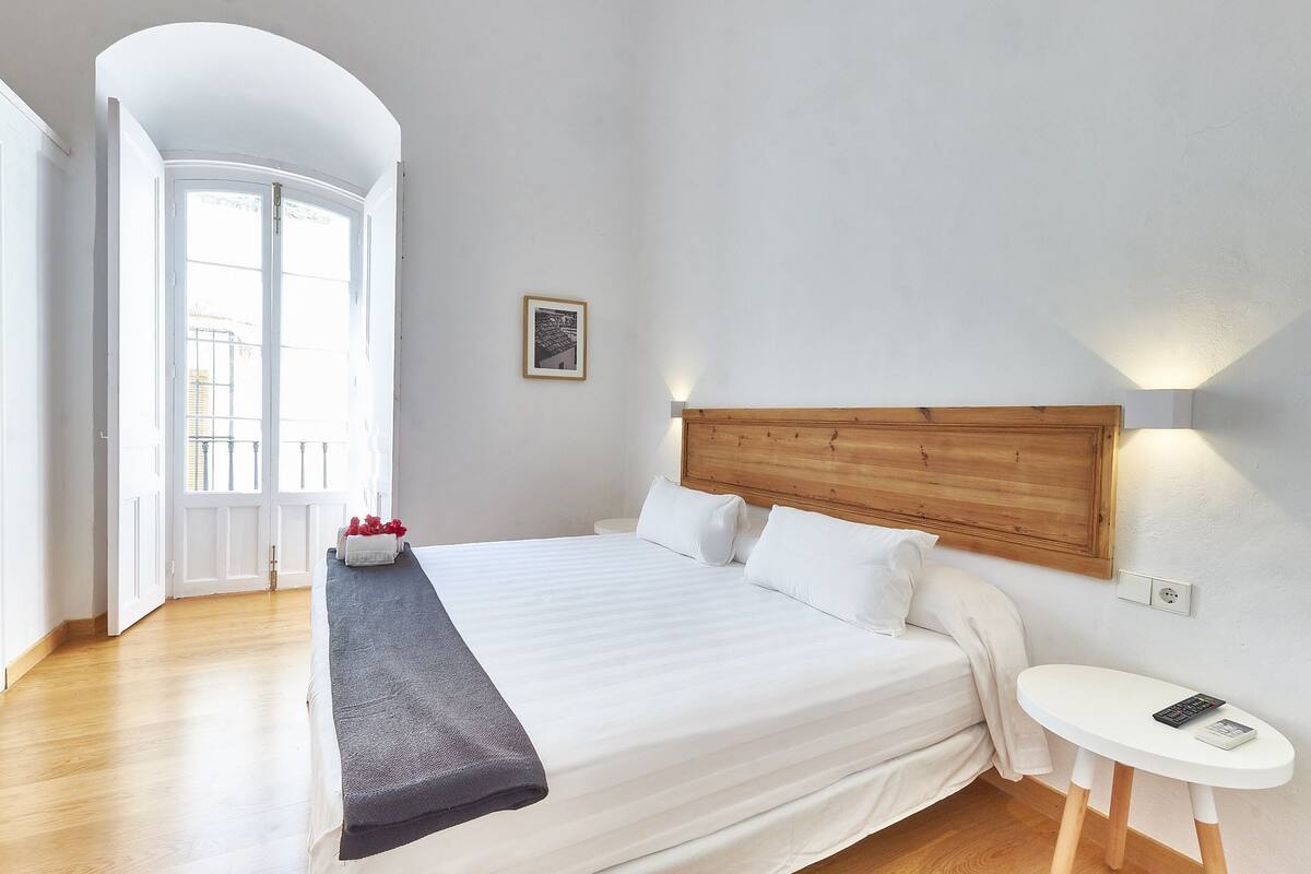 Premium bedding, WiFi (free), bed sheets