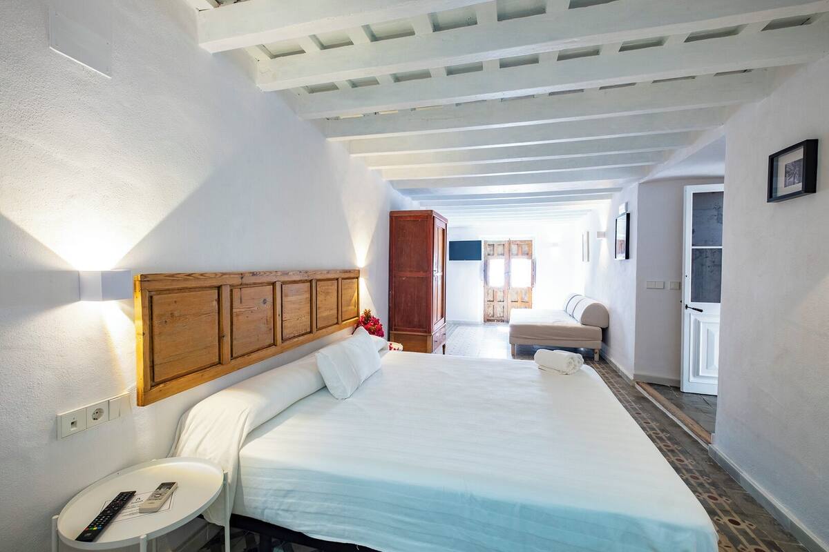 Superior Double Room | Premium bedding, WiFi (free), bed sheets