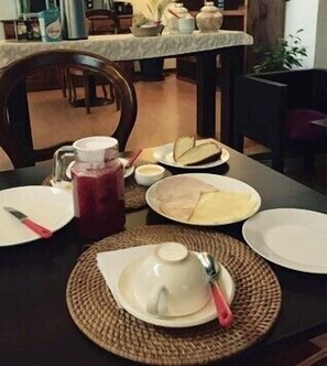 Tägliches inbegriffenes kontinentales Frühstück