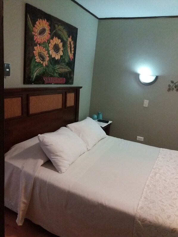 Standard-Doppelzimmer, 1 Queen-Bett | Kostenloses WLAN