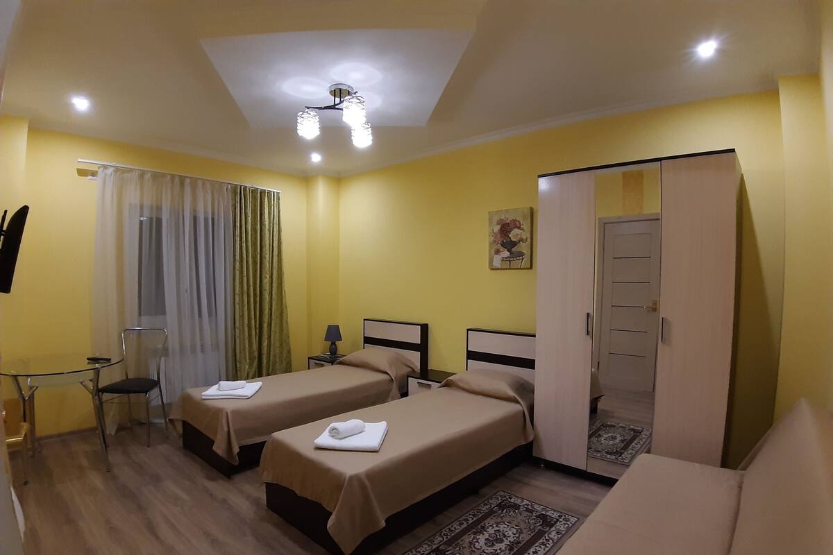 Habitación triple estándar, 1 habitación | Ropa de cama de alta calidad y escritorio