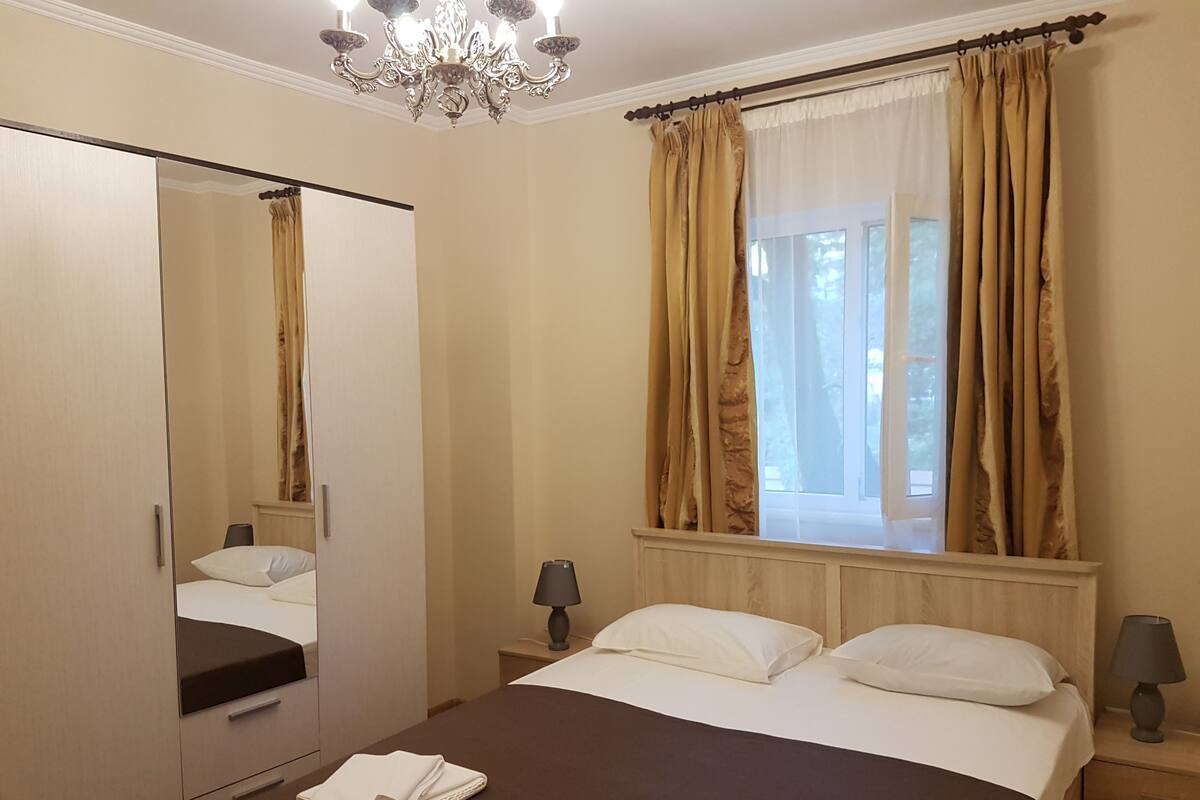 Habitación doble estándar, 1 cama King size | Ropa de cama de alta calidad y escritorio