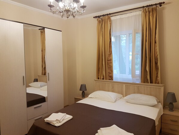 Standard-Doppelzimmer, 1 King-Bett | Hochwertige Bettwaren, Schreibtisch, Bügeleisen/Bügelbrett, Babybetten