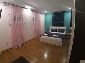 이코노미 더블룸, 침실 1개 | 고급 침구, 책상, 다리미/다리미판, 유아용 침대