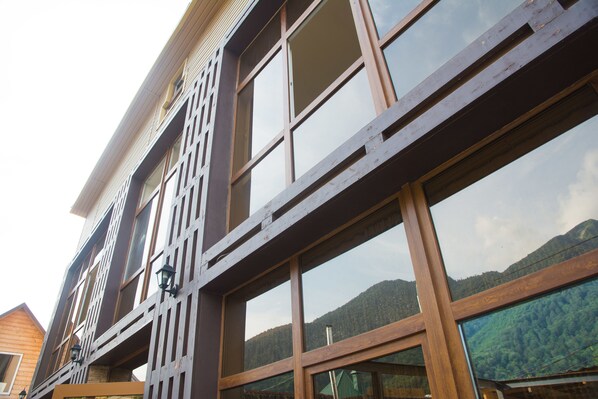 Vista frontal de la propiedad