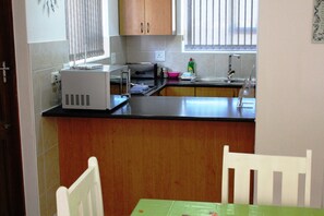 Casa conforto, 2 quartos | Cozinha privada