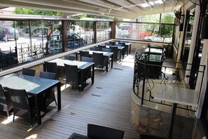 Breakfast, lunch and dinner served