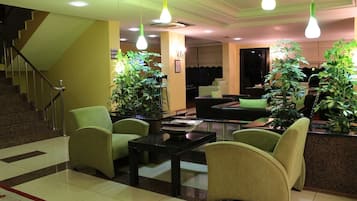 Coin salon dans le hall