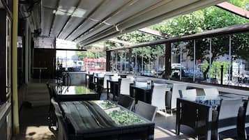 供應早餐、午餐及晚餐